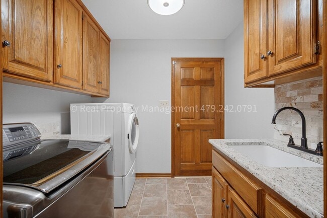 Building Photo - 2300 Brigadoon Dr