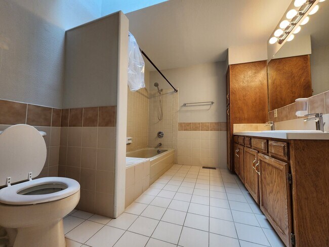 Building Photo - 2 bedroom westside - Rockrimmon