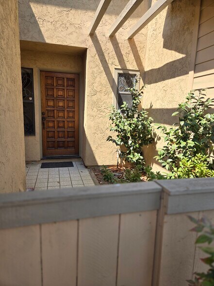 front entrance to the townhouse - 8830 Via Andar