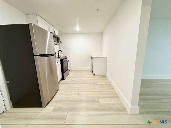 Building Photo - 2204 W San Antonio St