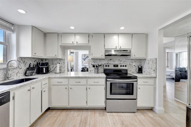 Building Photo - 3015 N Ocean Blvd