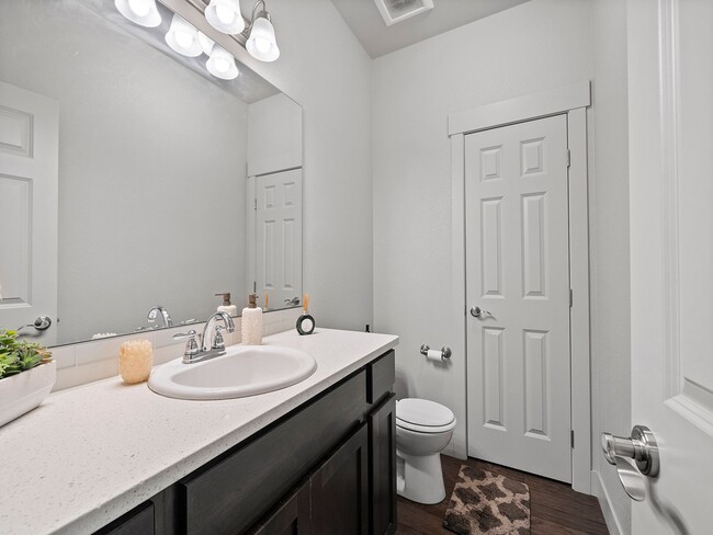 Building Photo - Beautiful 3 Bed 2.5 Bath Townhome