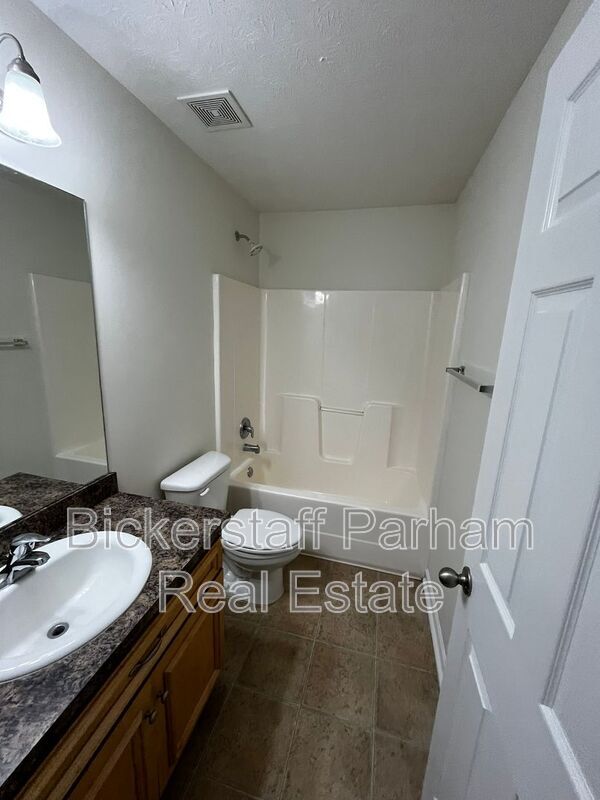 Building Photo - 20 Redwood Dr