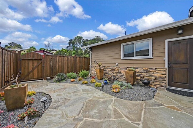 Building Photo - 2320 Rollingwood Dr