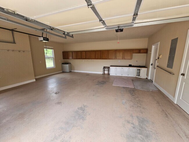 Building Photo - Beautiful Large Home in Johnson