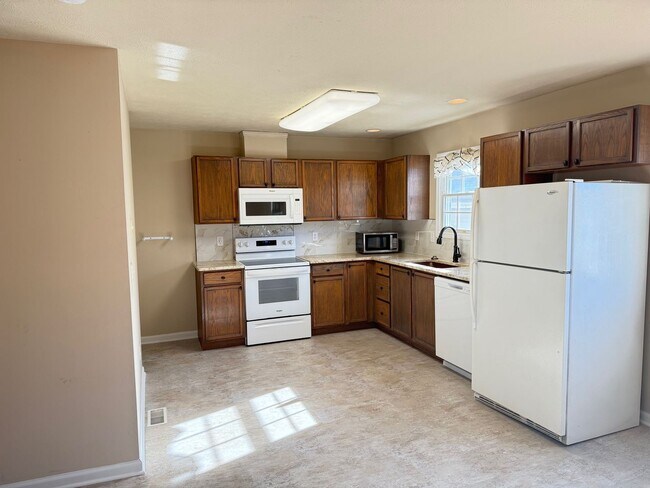 Building Photo - Beautiful 3B 2.5 bathroom townhouse in Normal