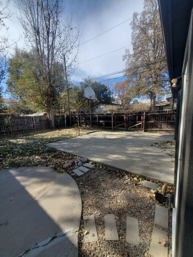 Building Photo - Spacious Ranch Style 4 BR Available in Aug...
