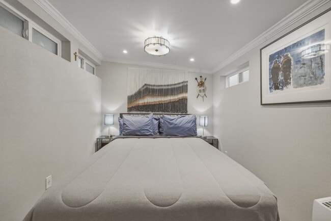 Building Photo - Newly remodeled apartment walk to the lake