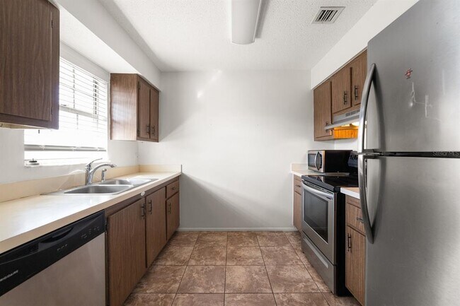 Building Photo - 200 Country Club Dr