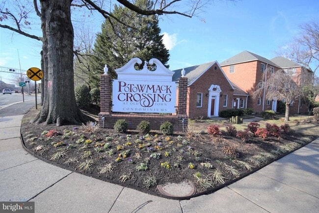 Building Photo - 1706 W Abingdon Dr