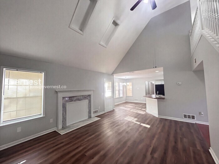 Building Photo - 710 Timbergrove Dr SW