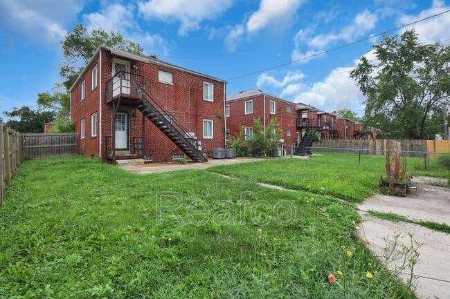 Building Photo - 404 S Chase Ave
