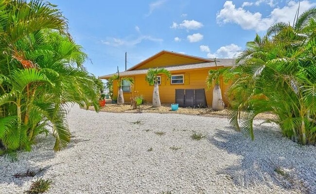 Building Photo - 1801 El Rio Dr