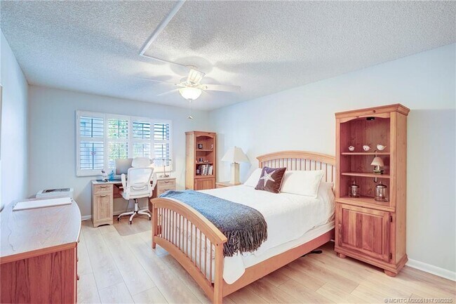 Building Photo - 10 NE Plantation Rd