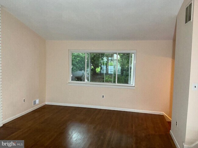 Building Photo - 303 Charlton Ct