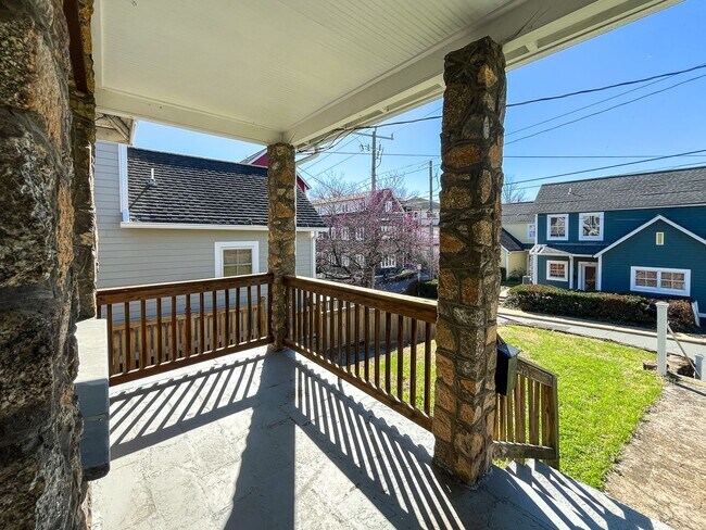 Building Photo - Charming 3BD/1BA Home In Unbeatable Location