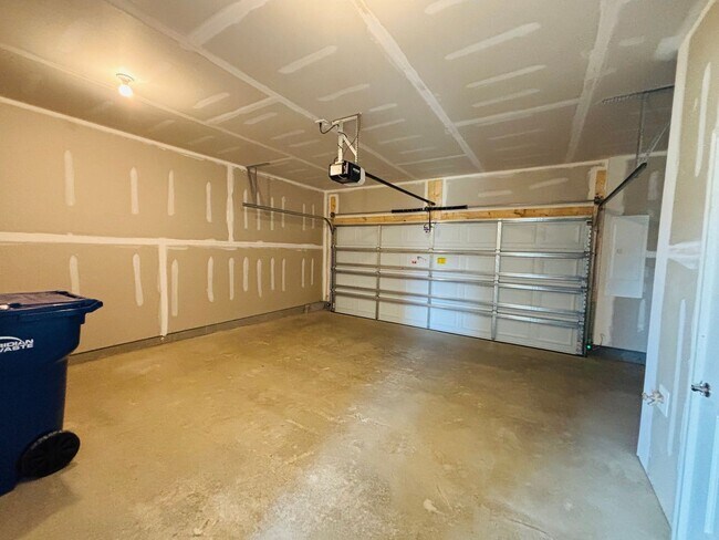 Building Photo - 3 Bedroom 2.5 Bath Townhouse