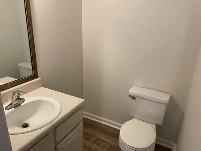 Building Photo - ***ASK ABOUT PAYING NO SEC DEP***645 North...