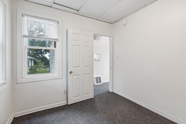Building Photo - 425 Bancroft St