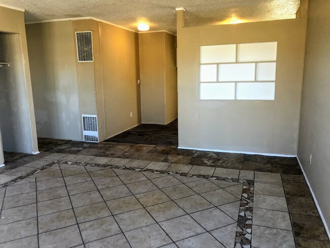 Building Photo - 2827 Oak Dr
