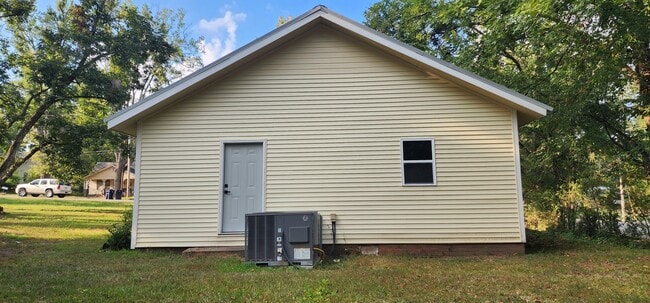 Building Photo - 1304 Main St