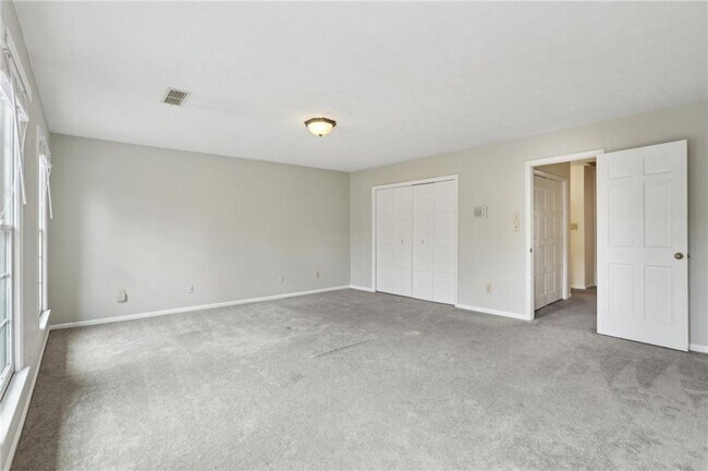 Building Photo - 419 The North Chace