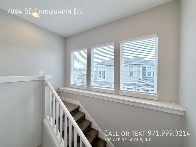 Building Photo - 7064 SE Chinquapin Dr