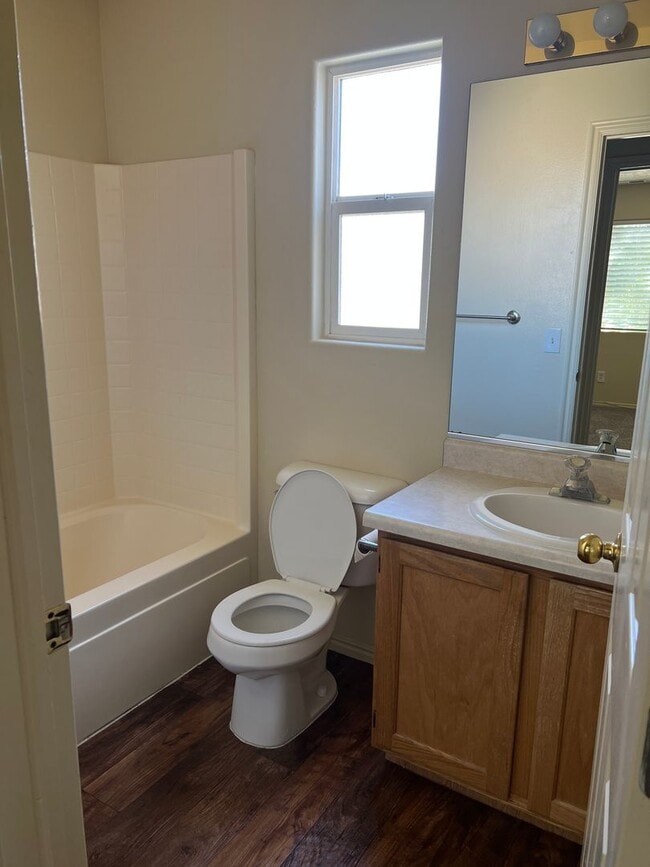 Building Photo - Nice 3 Bedroom, 2.5 bathroom townhome in S...