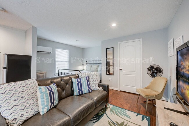 Building Photo - 921 Kern St