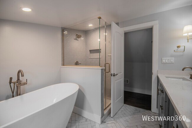 Building Photo - 2344 N Oakley Ave