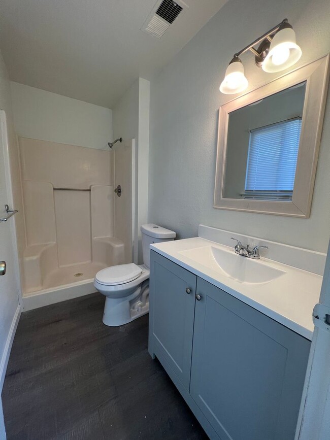 Building Photo - 3 bedroom and 2 bathroom home! AVAILABLE J...
