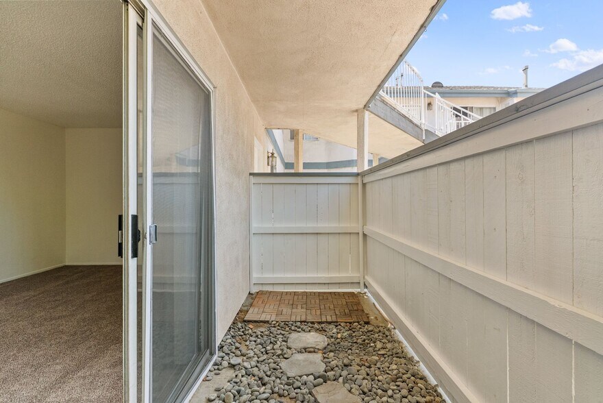 Building Photo - 1075 Loma Ave