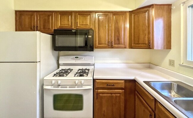 Building Photo - 2324 Woodbrook Cir N