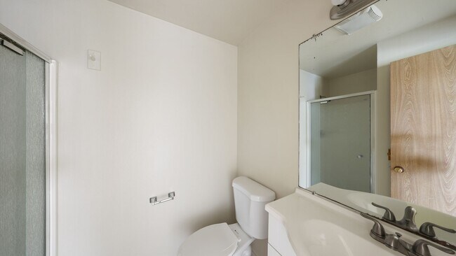 Building Photo - 3 Bed 2 Bath - Downtown - Assigned Parking