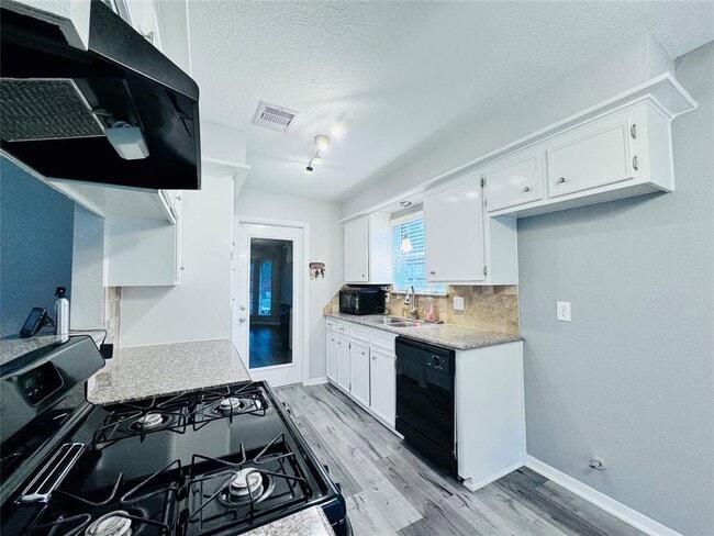 Building Photo - 3934 Thistlewood Dr