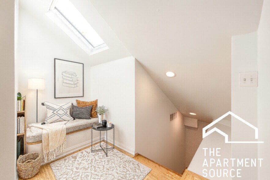 Building Photo - 1900 S Throop St