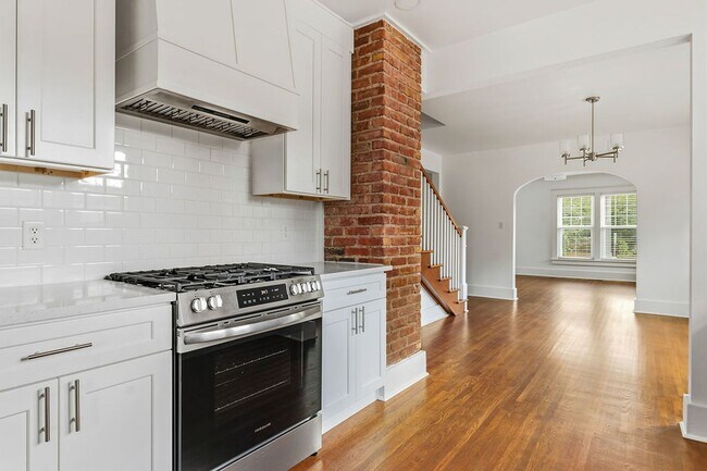 Building Photo - 601 E Delmar St