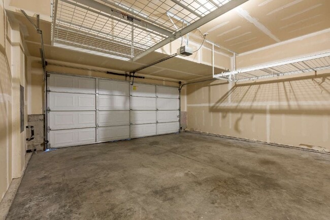 Building Photo - Enjoy this immaculate home in a park-like setting showcasing the beauty of the Issaquah Highland ...