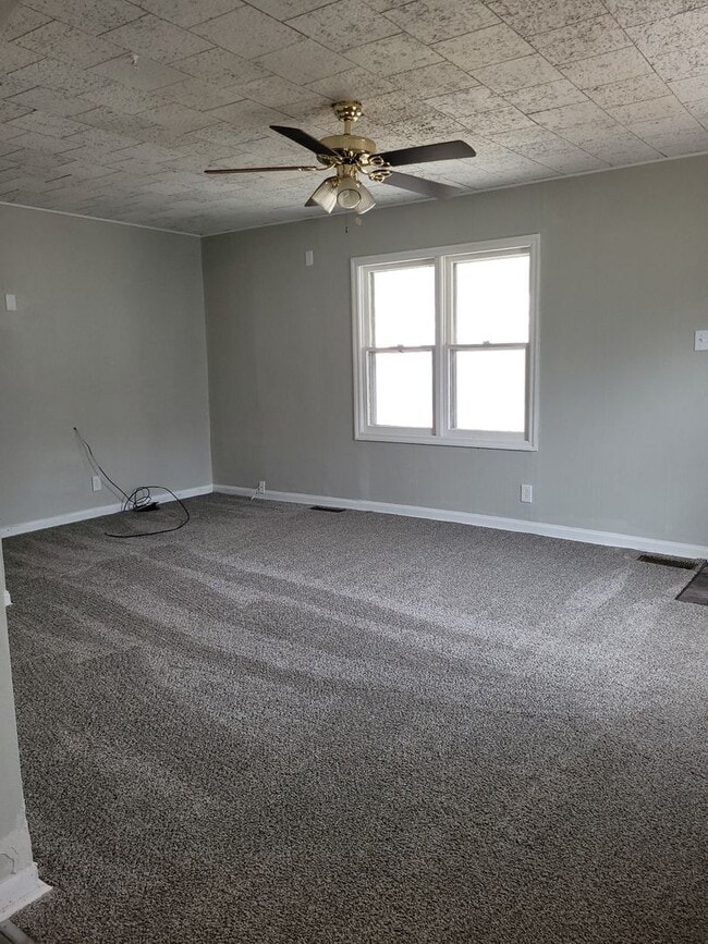 Building Photo - 3 Bed 2 Bath Bungalow walking distance to river