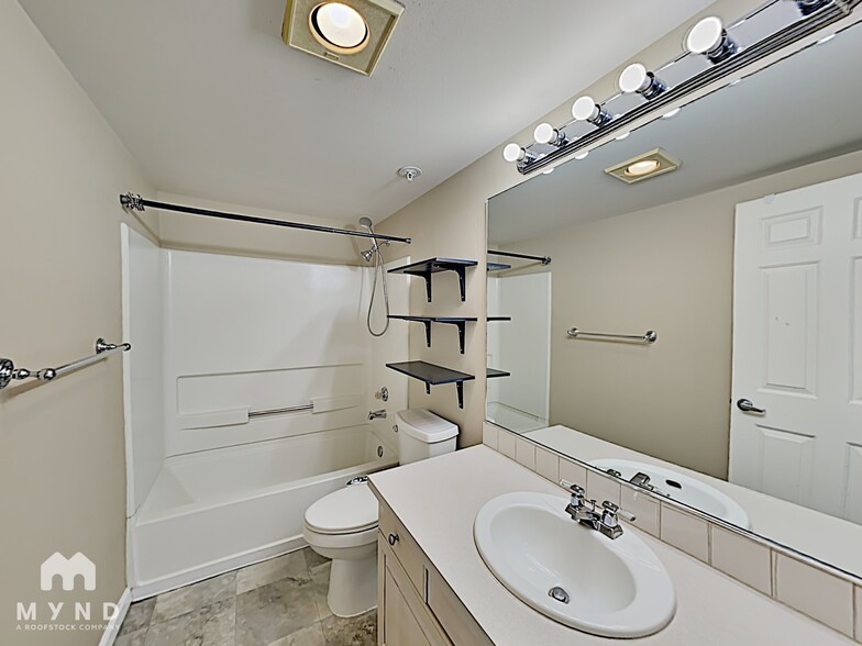 Building Photo - 2530 15th Ave W