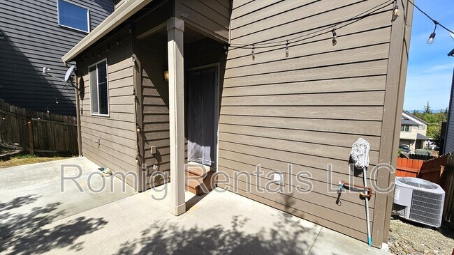 Building Photo - 1405 NE 71st Dr