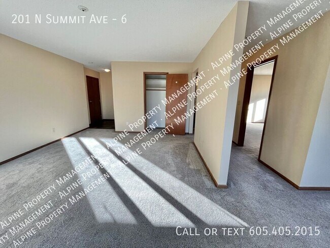 Building Photo - 201 N Summit Ave