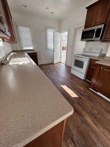 Building Photo - 410 8th St S