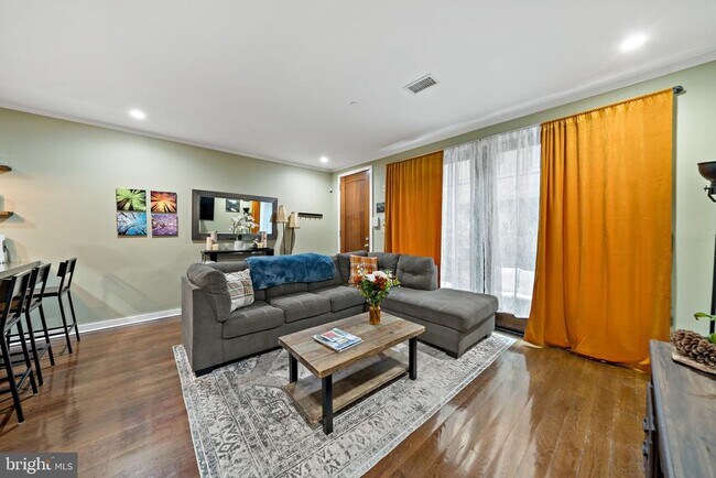 Building Photo - 1247 E Columbia Ave