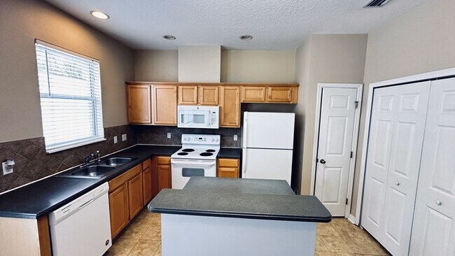 Building Photo - Elegant 2 Master Suite Townhome with Disne...