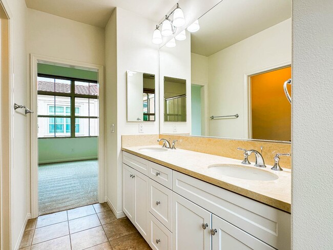 Building Photo - Beautiful 2 Bed/2 Bath Irvine Condo for Lease