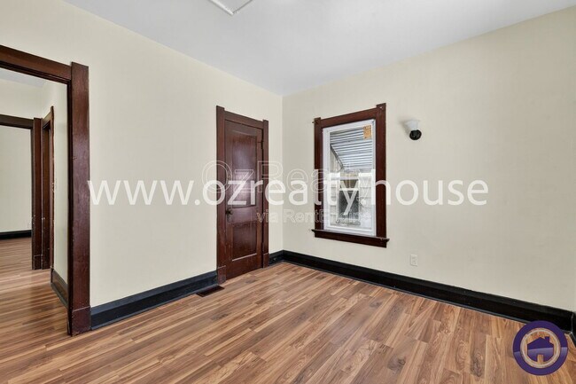 Building Photo - 834 Oak St