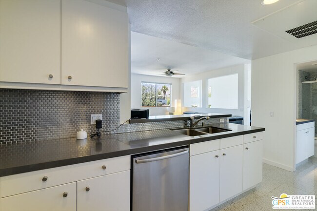 Building Photo - 870 E Palm Canyon Dr