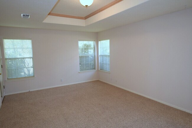 Building Photo - 3 Bedroom, 2 bath, 2 living areas, La Cueva area