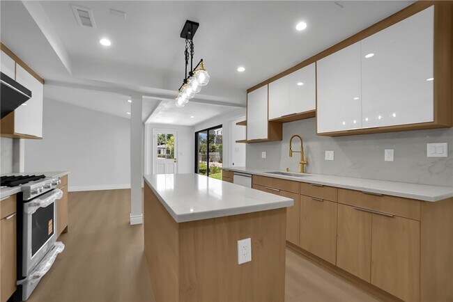 Building Photo - 325 W Le Roy Ave